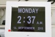 ABS 8-Zoll Digitaler Fotorahmen Elektronische Kalenderanzeige Der Kalender unterstützt 8-Sprachen